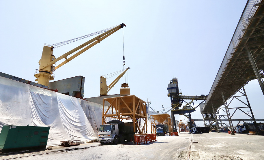 Descarga de fertilizantes está mais eficiente e a produtividade média, por dia, cresceu 20% em 2021. No primeiro quadrimestre deste ano foram 42.890 toneladas de adubo descarregadas diariamente. - Paranaguá, 19/05/2021 - Foto: Claudio Neves/Portos do Paraná