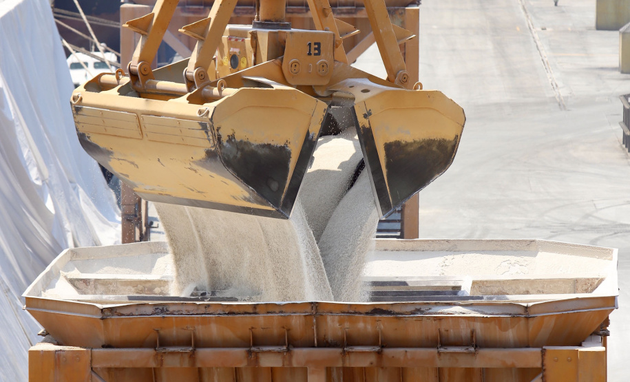 Descarga de fertilizantes está mais eficiente e a produtividade média, por dia, cresceu 20% em 2021. No primeiro quadrimestre deste ano foram 42.890 toneladas de adubo descarregadas diariamente. - Paranaguá, 19/05/2021 - Foto: Claudio Neves/Portos do Paraná