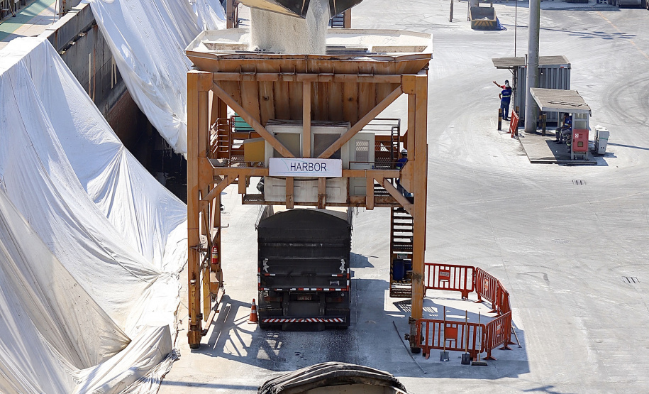 Descarga de fertilizantes está mais eficiente e a produtividade média, por dia, cresceu 20% em 2021. No primeiro quadrimestre deste ano foram 42.890 toneladas de adubo descarregadas diariamente. - Paranaguá, 19/05/2021 - Foto: Claudio Neves/Portos do Paraná