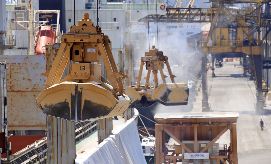 Descarga de fertilizantes está mais eficiente e a produtividade média, por dia, cresceu 20% em 2021. No primeiro quadrimestre deste ano foram 42.890 toneladas de adubo descarregadas diariamente. - Paranaguá, 19/05/2021 - Foto: Claudio Neves/Portos do Paraná