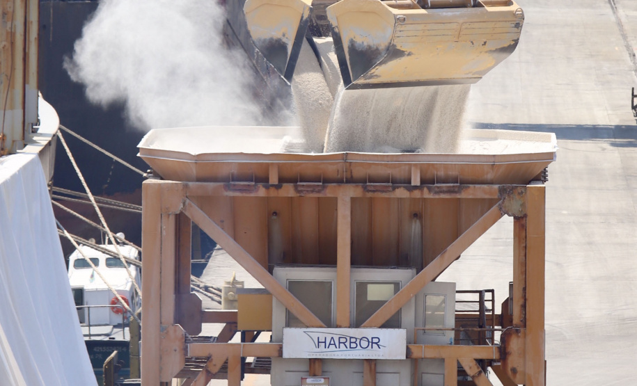 Descarga de fertilizantes está mais eficiente e a produtividade média, por dia, cresceu 20% em 2021. No primeiro quadrimestre deste ano foram 42.890 toneladas de adubo descarregadas diariamente. - Paranaguá, 19/05/2021 - Foto: Claudio Neves/Portos do Paraná