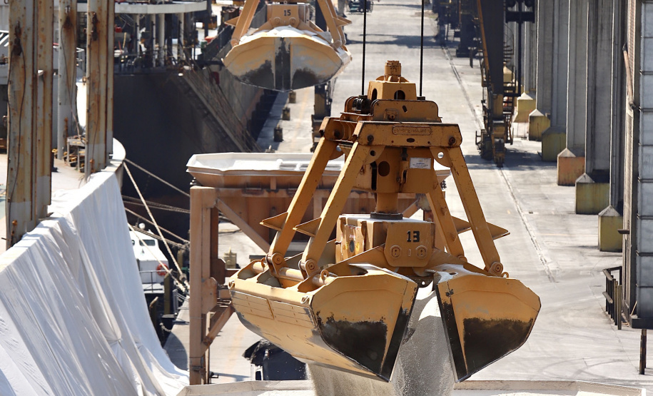 Descarga de fertilizantes está mais eficiente e a produtividade média, por dia, cresceu 20% em 2021. No primeiro quadrimestre deste ano foram 42.890 toneladas de adubo descarregadas diariamente. - Paranaguá, 19/05/2021 - Foto: Claudio Neves/Portos do Paraná