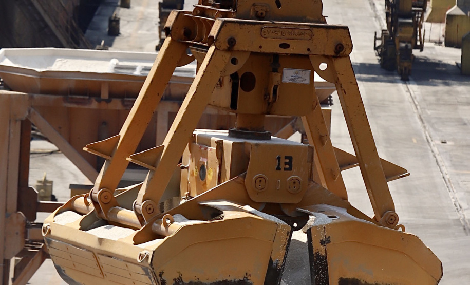 Descarga de fertilizantes está mais eficiente e a produtividade média, por dia, cresceu 20% em 2021. No primeiro quadrimestre deste ano foram 42.890 toneladas de adubo descarregadas diariamente. - Paranaguá, 19/05/2021 - Foto: Claudio Neves/Portos do Paraná