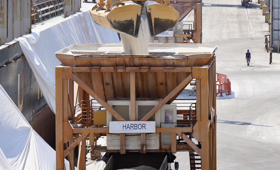 Descarga de fertilizantes está mais eficiente e a produtividade média, por dia, cresceu 20% em 2021. No primeiro quadrimestre deste ano foram 42.890 toneladas de adubo descarregadas diariamente. - Paranaguá, 19/05/2021 - Foto: Claudio Neves/Portos do Paraná