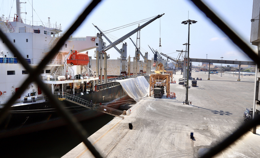 Descarga de fertilizantes está mais eficiente e a produtividade média, por dia, cresceu 20% em 2021. No primeiro quadrimestre deste ano foram 42.890 toneladas de adubo descarregadas diariamente. - Paranaguá, 19/05/2021 - Foto: Claudio Neves/Portos do Paraná