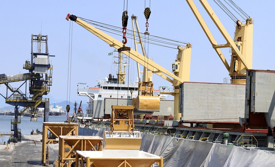 Descarga de fertilizantes está mais eficiente e a produtividade média, por dia, cresceu 20% em 2021. No primeiro quadrimestre deste ano foram 42.890 toneladas de adubo descarregadas diariamente. - Paranaguá, 19/05/2021 - Foto: Claudio Neves/Portos do Paraná