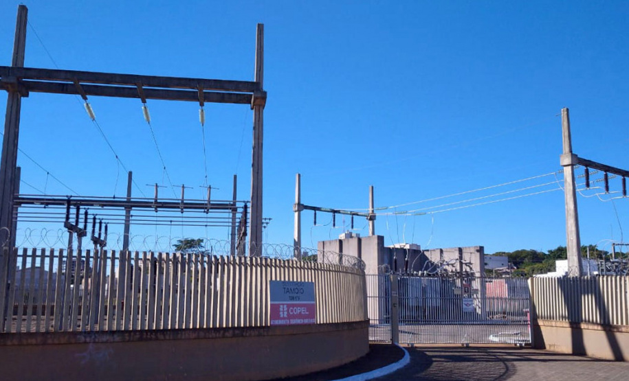 A construção de redes trifásicas para atendimento às áreas rurais em todo o Paraná vai diminuir os desligamentos e trazer mais segurança também para o agronegócio de Umuarama e municípios da região. As equipes de obras da Copel estão em campo para a construção de 162 quilômetros de novas redes em Altônia, Cruzeiro do Oeste, Iporã, Maria Helena, Tapira, Umuarama e Xambrê.  -  Curitiba, 19/05/2021  -  Foto: Copel