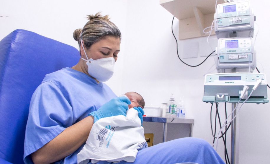 Em comemoração ao Dia Nacional de Doação de Leite Humano, o Hospital Universitário Materno-Infantil (Humai) promove nesta quarta-feira (19) atividades de incentivo à doação de leite e amamentação exclusiva. O evento também busca mostrar o trabalho do banco de leite do Hospital e sua importância para mães internadas e todo o corpo de profissionais do Humai. - Ponta Grossa, 19/05/2021 - Foto: UEPG