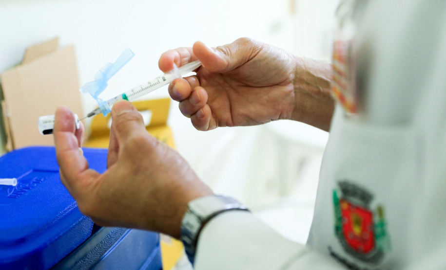 A Secretaria de Estado da Saúde (Sesa) definiu nesta quarta-feira (19) a distribuição do terceiro lote da vacina Pfizer/BioNTech contra a Covid-19 para nove municípios do Paraná. Ao todo 39.780 doses serão encaminhadas nos próximos dias para continuidade do Plano de Vacinação Estadual. - Curitiba, 19/05/2021 - Foto: Aldemir de Moraes e Mileny Melo / Prefeitura Municipal de Maringá