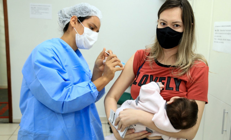 A Secretaria de Estado da Saúde (Sesa) definiu nesta quarta-feira (19) a distribuição do terceiro lote da vacina Pfizer/BioNTech contra a Covid-19 para nove municípios do Paraná. Ao todo 39.780 doses serão encaminhadas nos próximos dias para continuidade do Plano de Vacinação Estadual. - Curitiba, 19/05/2021 - Foto: Aldemir de Moraes e Mileny Melo / Prefeitura Municipal de Maringá