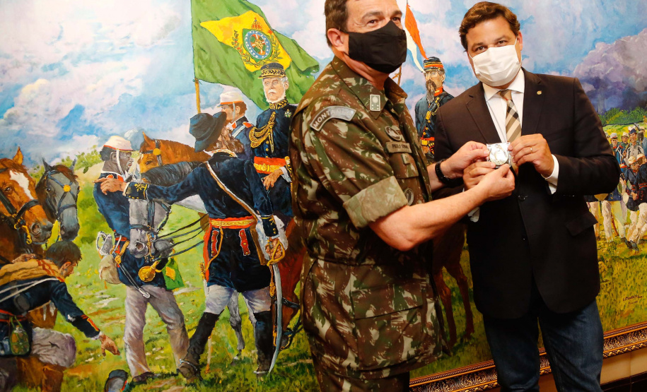 O governador Carlos Massa Ratinho Junior apresentou nesta quinta-feira (19) ao comandante-geral do Exército Brasileiro, general Paulo Sérgio Nogueira de Oliveira, o projeto de Ponta Grossa para sediar a Escola de Sargentos das Armas (ESA) da instituição. Foto: Jonathan Campos/AEN