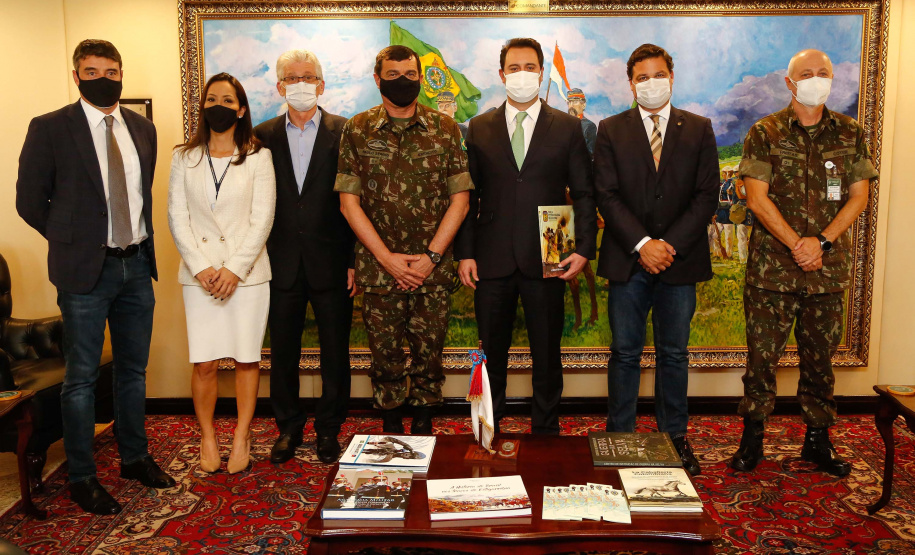 O governador Carlos Massa Ratinho Junior apresentou nesta quinta-feira (19) ao comandante-geral do Exército Brasileiro, general Paulo Sérgio Nogueira de Oliveira, o projeto de Ponta Grossa para sediar a Escola de Sargentos das Armas (ESA) da instituição. Foto: Jonathan Campos/AEN