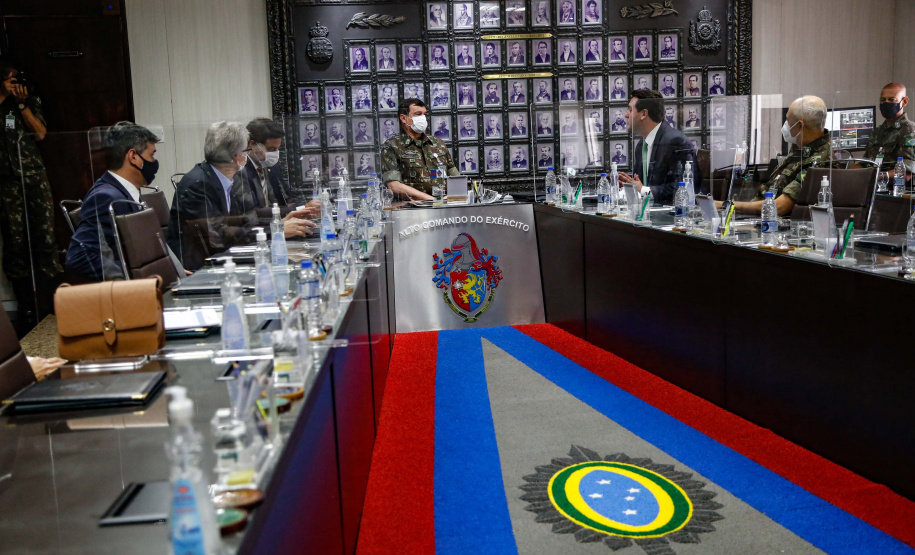 O governador Carlos Massa Ratinho Junior apresentou nesta quinta-feira (19) ao comandante-geral do Exército Brasileiro, general Paulo Sérgio Nogueira de Oliveira, o projeto de Ponta Grossa para sediar a Escola de Sargentos das Armas (ESA) da instituição. Foto: Jonathan Campos/AEN