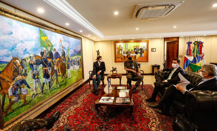 O governador Carlos Massa Ratinho Junior apresentou nesta quinta-feira (19) ao comandante-geral do Exército Brasileiro, general Paulo Sérgio Nogueira de Oliveira, o projeto de Ponta Grossa para sediar a Escola de Sargentos das Armas (ESA) da instituição. Foto: Jonathan Campos/AEN