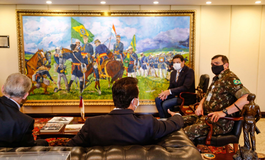 O governador Carlos Massa Ratinho Junior apresentou nesta quinta-feira (19) ao comandante-geral do Exército Brasileiro, general Paulo Sérgio Nogueira de Oliveira, o projeto de Ponta Grossa para sediar a Escola de Sargentos das Armas (ESA) da instituição. Foto: Jonathan Campos/AEN