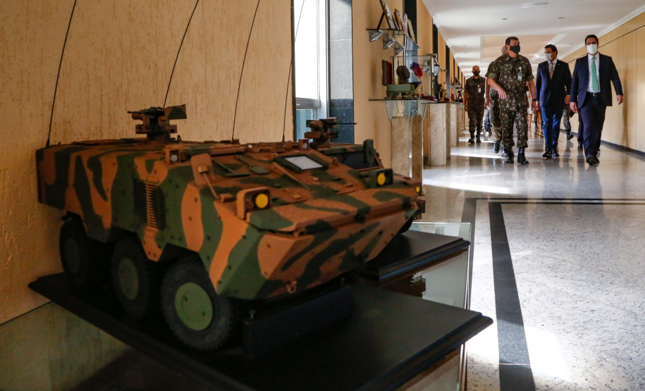 O governador Carlos Massa Ratinho Junior apresentou nesta quinta-feira (19) ao comandante-geral do Exército Brasileiro, general Paulo Sérgio Nogueira de Oliveira, o projeto de Ponta Grossa para sediar a Escola de Sargentos das Armas (ESA) da instituição. Foto: Jonathan Campos/AEN