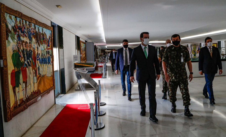 O governador Carlos Massa Ratinho Junior apresentou nesta quinta-feira (19) ao comandante-geral do Exército Brasileiro, general Paulo Sérgio Nogueira de Oliveira, o projeto de Ponta Grossa para sediar a Escola de Sargentos das Armas (ESA) da instituição. Foto: Jonathan Campos/AEN