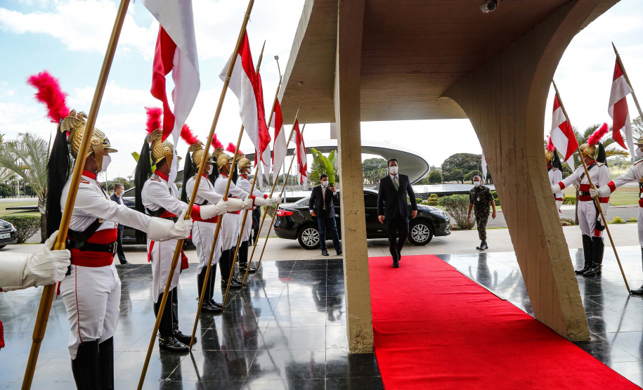O governador Carlos Massa Ratinho Junior apresentou nesta quinta-feira (19) ao comandante-geral do Exército Brasileiro, general Paulo Sérgio Nogueira de Oliveira, o projeto de Ponta Grossa para sediar a Escola de Sargentos das Armas (ESA) da instituição. Foto: Jonathan Campos/AEN