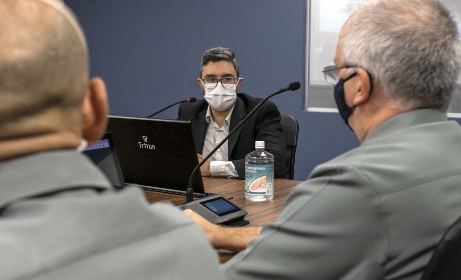 A comunidade portuária de Paranaguá recebeu nesta quarta-feira (19) a visita do comandante do 8º Distrito Naval, vice-almirante Sergio Fernando de Amaral Chaves Junior, e do capitão de mar e guerra André Luiz Morais de Vasconcelos.