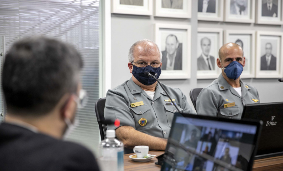 A comunidade portuária de Paranaguá recebeu nesta quarta-feira (19) a visita do comandante do 8º Distrito Naval, vice-almirante Sergio Fernando de Amaral Chaves Junior, e do capitão de mar e guerra André Luiz Morais de Vasconcelos.