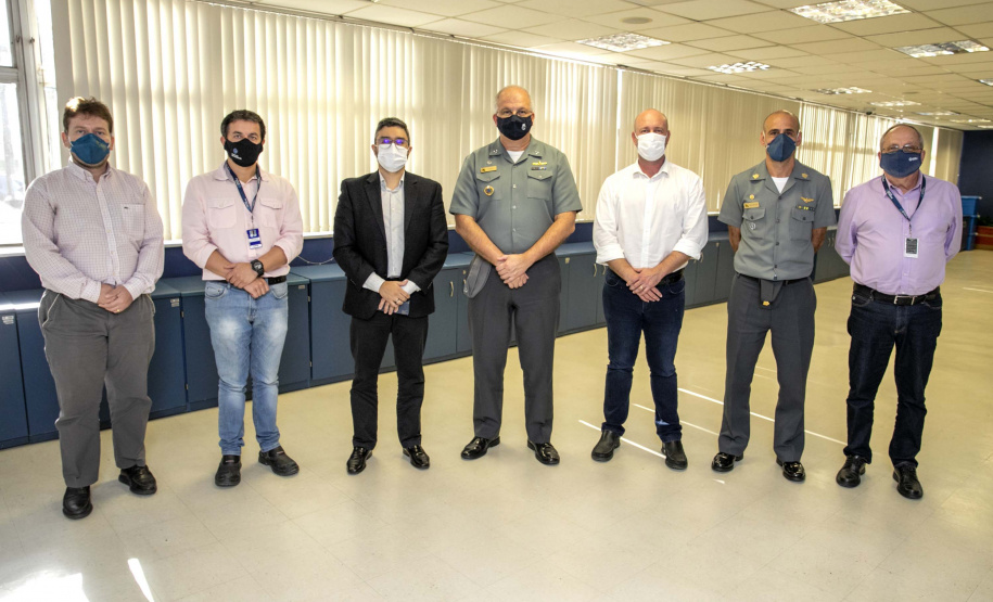 A comunidade portuária de Paranaguá recebeu nesta quarta-feira (19) a visita do comandante do 8º Distrito Naval, vice-almirante Sergio Fernando de Amaral Chaves Junior, e do capitão de mar e guerra André Luiz Morais de Vasconcelos.