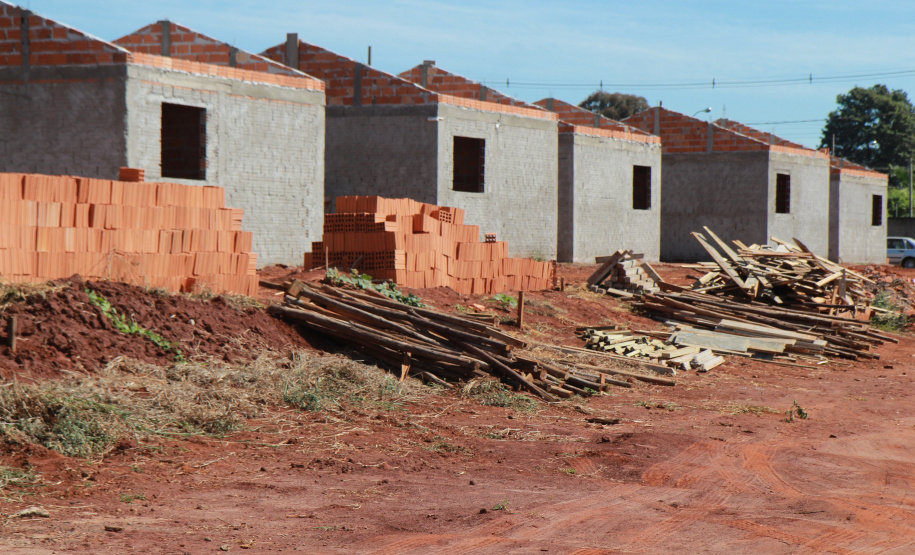 Técnicos da Cohapar estiveram em Guaíra nesta quarta-feira (19) para vistoriar a obra de execução de 21 casas populares na cidade, na região Oeste do estado. As moradias são subsidiadas integralmente pelo Governo do Estado, com um investimento de R$ 1,7 milhão obtido via financiamento junto ao Banco Interamericano de Desenvolvimento. (Foto: Alessandro Vieira / AEN)