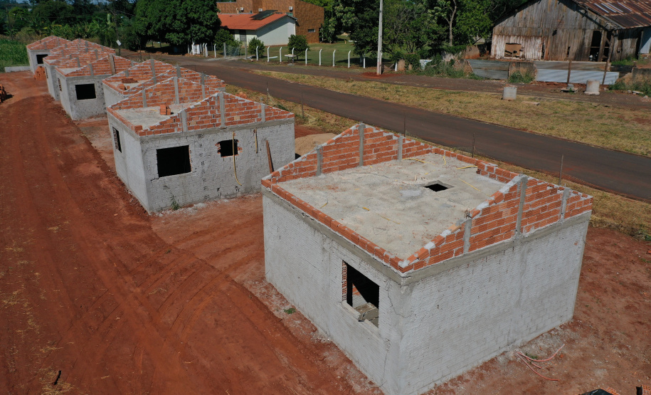 Técnicos da Cohapar estiveram em Guaíra nesta quarta-feira (19) para vistoriar a obra de execução de 21 casas populares na cidade, na região Oeste do estado. As moradias são subsidiadas integralmente pelo Governo do Estado, com um investimento de R$ 1,7 milhão obtido via financiamento junto ao Banco Interamericano de Desenvolvimento. (Foto: Alessandro Vieira / AEN)