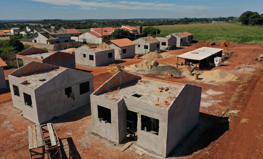 Técnicos da Cohapar estiveram em Guaíra nesta quarta-feira (19) para vistoriar a obra de execução de 21 casas populares na cidade, na região Oeste do estado. As moradias são subsidiadas integralmente pelo Governo do Estado, com um investimento de R$ 1,7 milhão obtido via financiamento junto ao Banco Interamericano de Desenvolvimento. (Foto: Alessandro Vieira / AEN)