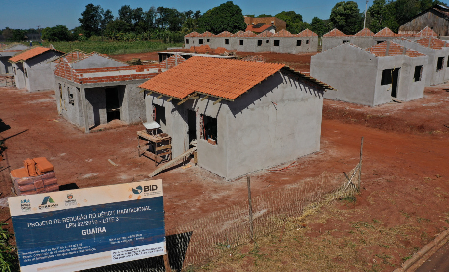 Técnicos da Cohapar estiveram em Guaíra nesta quarta-feira (19) para vistoriar a obra de execução de 21 casas populares na cidade, na região Oeste do estado. As moradias são subsidiadas integralmente pelo Governo do Estado, com um investimento de R$ 1,7 milhão obtido via financiamento junto ao Banco Interamericano de Desenvolvimento. (Foto: Alessandro Vieira / AEN)