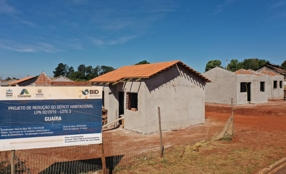 Técnicos da Cohapar estiveram em Guaíra nesta quarta-feira (19) para vistoriar a obra de execução de 21 casas populares na cidade, na região Oeste do estado. As moradias são subsidiadas integralmente pelo Governo do Estado, com um investimento de R$ 1,7 milhão obtido via financiamento junto ao Banco Interamericano de Desenvolvimento. (Foto: Alessandro Vieira / AEN)