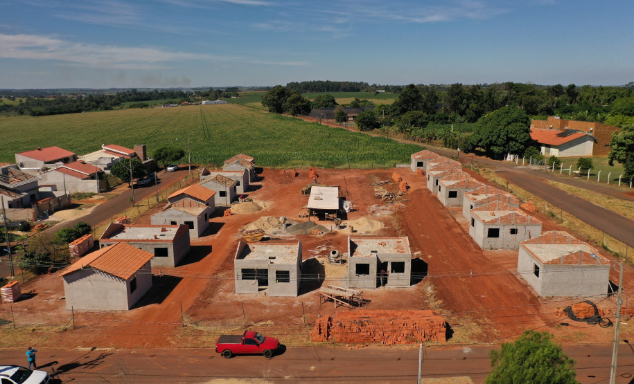 Técnicos da Cohapar estiveram em Guaíra nesta quarta-feira (19) para vistoriar a obra de execução de 21 casas populares na cidade, na região Oeste do estado. As moradias são subsidiadas integralmente pelo Governo do Estado, com um investimento de R$ 1,7 milhão obtido via financiamento junto ao Banco Interamericano de Desenvolvimento. (Foto: Alessandro Vieira / AEN)