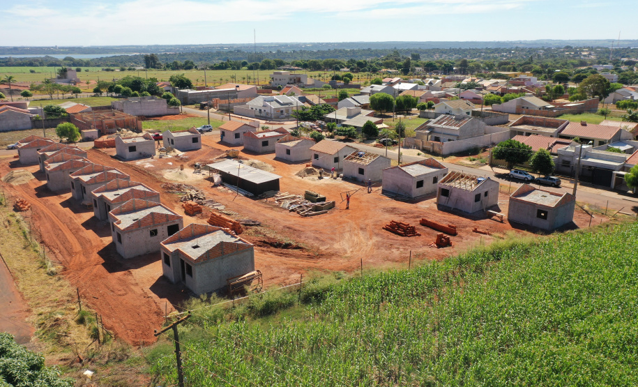 Técnicos da Cohapar estiveram em Guaíra nesta quarta-feira (19) para vistoriar a obra de execução de 21 casas populares na cidade, na região Oeste do estado. As moradias são subsidiadas integralmente pelo Governo do Estado, com um investimento de R$ 1,7 milhão obtido via financiamento junto ao Banco Interamericano de Desenvolvimento. (Foto: Alessandro Vieira / AEN)