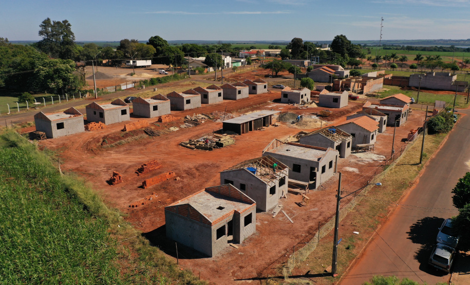 Técnicos da Cohapar estiveram em Guaíra nesta quarta-feira (19) para vistoriar a obra de execução de 21 casas populares na cidade, na região Oeste do estado. As moradias são subsidiadas integralmente pelo Governo do Estado, com um investimento de R$ 1,7 milhão obtido via financiamento junto ao Banco Interamericano de Desenvolvimento. (Foto: Alessandro Vieira / AEN)