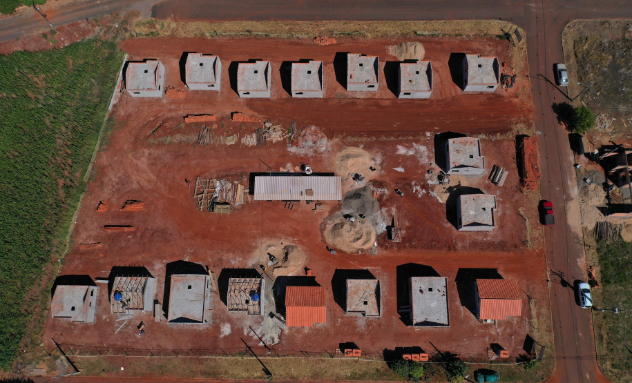 Técnicos da Cohapar estiveram em Guaíra nesta quarta-feira (19) para vistoriar a obra de execução de 21 casas populares na cidade, na região Oeste do estado. As moradias são subsidiadas integralmente pelo Governo do Estado, com um investimento de R$ 1,7 milhão obtido via financiamento junto ao Banco Interamericano de Desenvolvimento. (Foto: Alessandro Vieira / AEN)