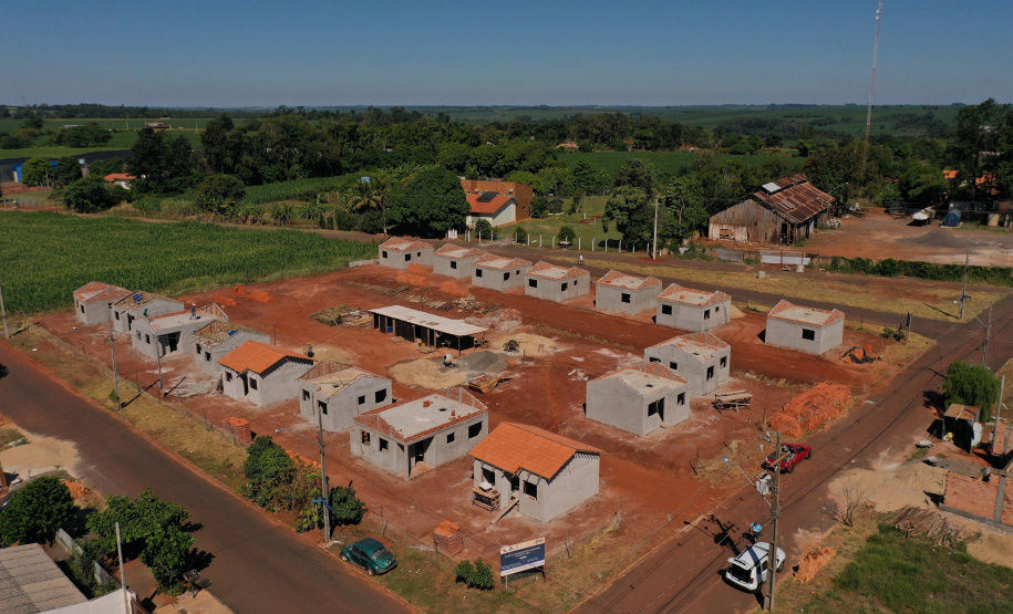 Técnicos da Cohapar estiveram em Guaíra nesta quarta-feira (19) para vistoriar a obra de execução de 21 casas populares na cidade, na região Oeste do estado. As moradias são subsidiadas integralmente pelo Governo do Estado, com um investimento de R$ 1,7 milhão obtido via financiamento junto ao Banco Interamericano de Desenvolvimento. (Foto: Alessandro Vieira / AEN)