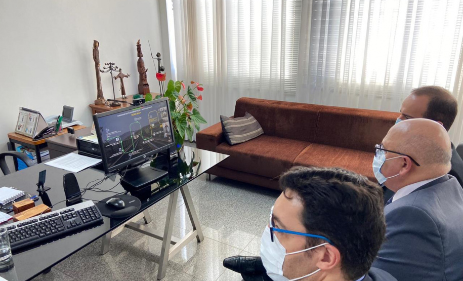 Nesta quarta-feira (19), representantes de cinco das maiores cooperativas do País (Cotriguaçu, Coopavel, Lar, Copacol, e Frimesa) conheceram o projeto da Nova Ferroeste. Eles estiveram reunidos com o coordenador do Plano Estadual Ferroviário, Luiz Henrique Fagundes, o diretor-presidente da Ferroeste, André Gonçalves, e o Assessor Logístico do Governo do Mato Grosso do Sul, Lúcio Lagemann. - Foto: Divulgação Nova Ferroeste