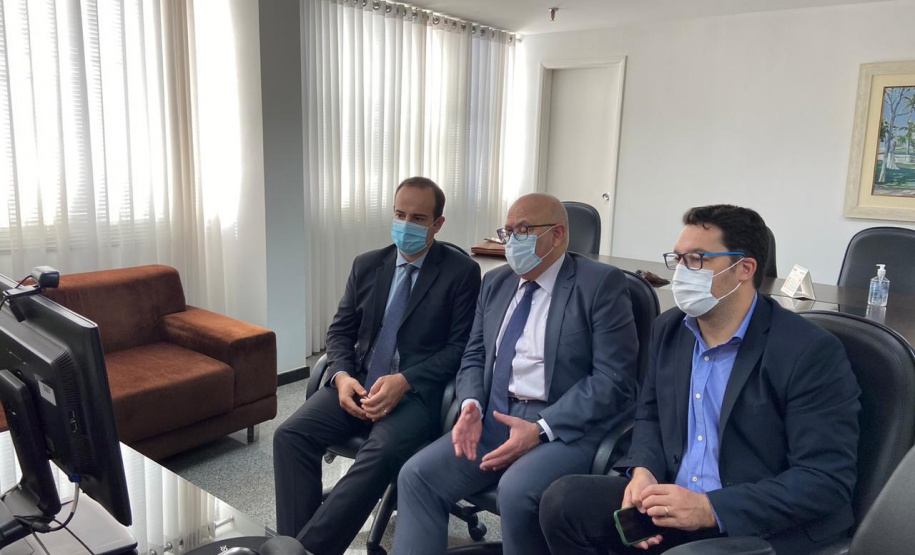 Nesta quarta-feira (19), representantes de cinco das maiores cooperativas do País (Cotriguaçu, Coopavel, Lar, Copacol, e Frimesa) conheceram o projeto da Nova Ferroeste. Eles estiveram reunidos com o coordenador do Plano Estadual Ferroviário, Luiz Henrique Fagundes, o diretor-presidente da Ferroeste, André Gonçalves, e o Assessor Logístico do Governo do Mato Grosso do Sul, Lúcio Lagemann. - Foto: Divulgação Nova Ferroeste