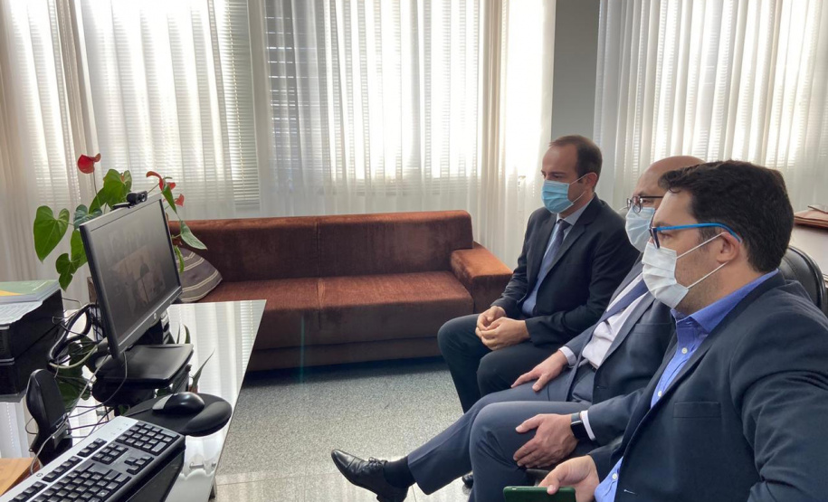 Nesta quarta-feira (19), representantes de cinco das maiores cooperativas do País (Cotriguaçu, Coopavel, Lar, Copacol, e Frimesa) conheceram o projeto da Nova Ferroeste. Eles estiveram reunidos com o coordenador do Plano Estadual Ferroviário, Luiz Henrique Fagundes, o diretor-presidente da Ferroeste, André Gonçalves, e o Assessor Logístico do Governo do Mato Grosso do Sul, Lúcio Lagemann. - Foto: Divulgação Nova Ferroeste