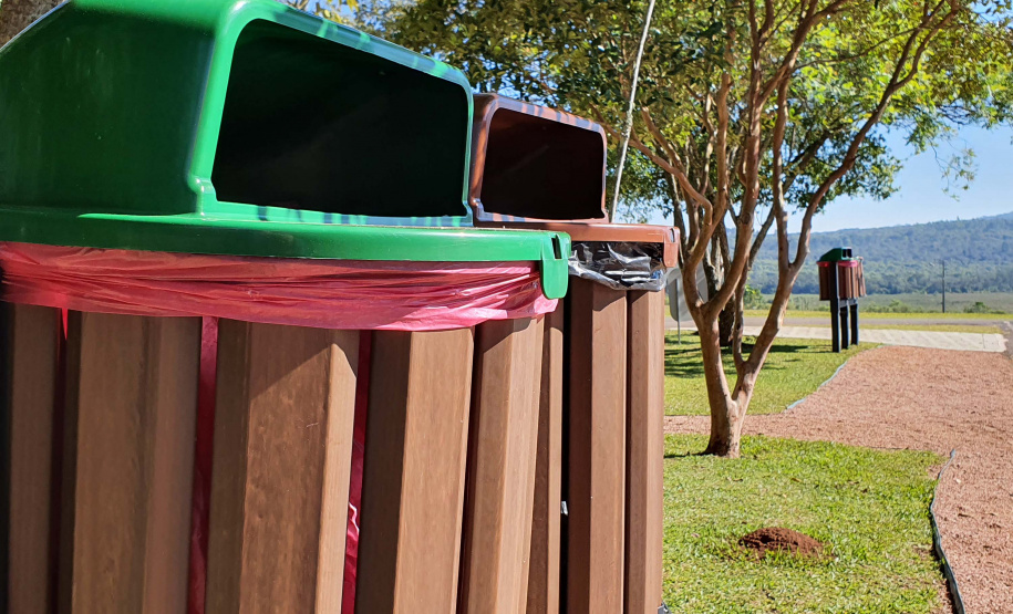 Durante a entrega do selo Aterro Zero, no Parque Estadual Vila Velha, nos Campos Gerais, nesta quarta-feira (19), o secretário do Desenvolvimento Sustentável e do Turismo, Márcio Nunes, destacou que o parque entra para hostoria do país e atende o conceito de sustentabilidade do Governo do Estado. Na foto, os sacos dos lixos sao produzidos pelo projeto, com reciclagem de plasticos. - Vila Velha, 19/05/2021 - Foto: SEDEST/IAT
