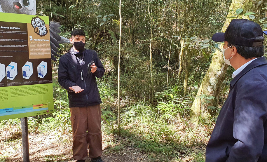 Ainda nesta quarta-feira, o secretário do Desenvolvimento Sustentável e do Turismo conheceu o modelo de administração adotado no Buraco do Padre, também em Ponta Grossa, que teve sua exploração comercial direta autorizada pelo ICMBio, no modelo de Parceria Público Privada (PPP). O atrativo integra o Parque Nacional dos Campos Gerais. 19/05/2021 - Foto: SEDEST/IAT