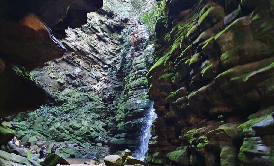 Ainda nesta quarta-feira, o secretário do Desenvolvimento Sustentável e do Turismo conheceu o modelo de administração adotado no Buraco do Padre, também em Ponta Grossa, que teve sua exploração comercial direta autorizada pelo ICMBio, no modelo de Parceria Público Privada (PPP). O atrativo integra o Parque Nacional dos Campos Gerais. 19/05/2021 - Foto: SEDEST/IAT