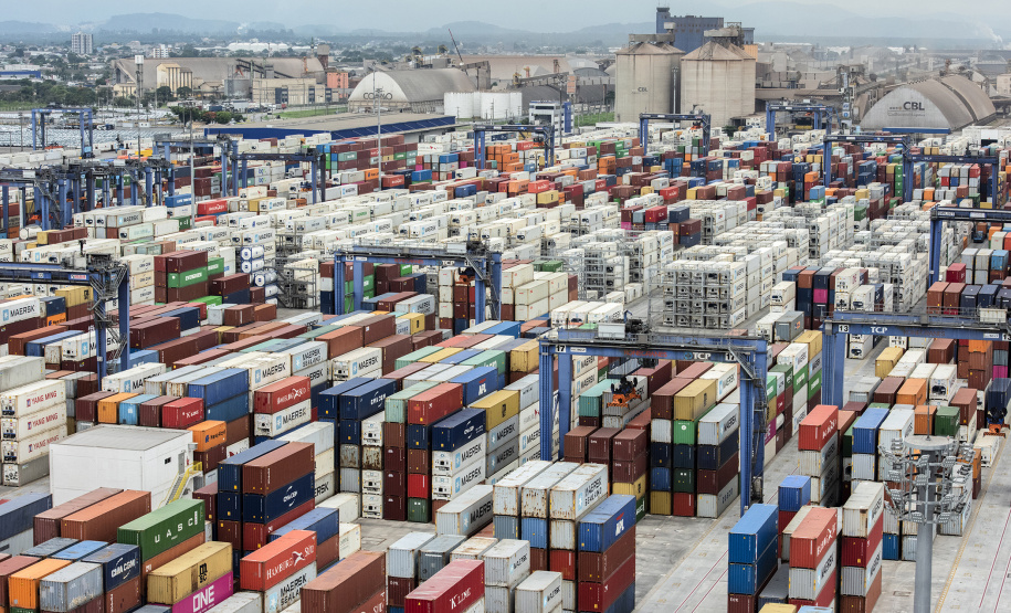 As exportações de mel, pelo Porto de Paranaguá, cresceram 31,65% neste primeiro quadrimestre, comparado com o período em 2020. O produto natural que deixou o país pelo terminal paranaense movimentou, de janeiro a abril, US$ 12,48 milhões. Quase toda carga exportada é produzida no próprio Estado, que está entre os três principais produtores do país. - Foto: Claudio Neves/Portos do Paraná