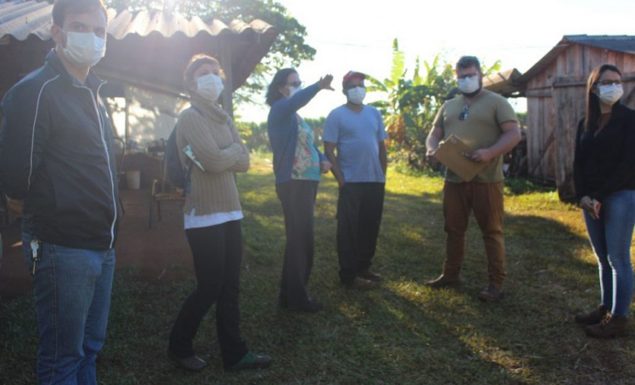 Integrantes do Programa Paraná Mais Orgânicos visitam assentados do lote no Eli Vive I, Jovana Aparecida Cestile e Davi José da Costa (ao centro). - Foto: Divulgação UEL