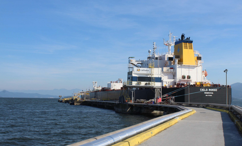 Porto de Paranaguá recebe maior navio tanque da história. Foto: Claudio Neves