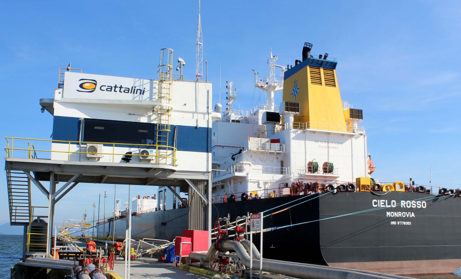 Porto de Paranaguá recebe maior navio tanque da história. Foto: Claudio Neves