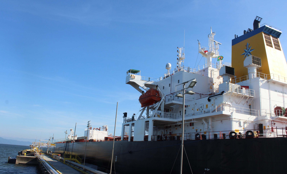 Porto de Paranaguá recebe maior navio tanque da história. Foto: Claudio Neves