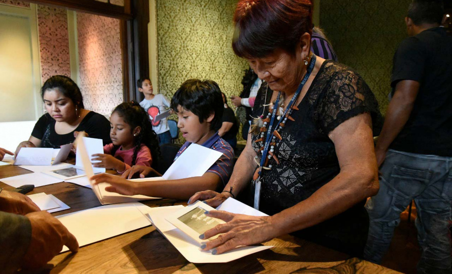 Maria Rosa Brasil Tiguá e demais indígenas da etnia Xetá durante visita ao Museu Paranaense, em maio de 2019. Foto: Kraw Penas/SECC
