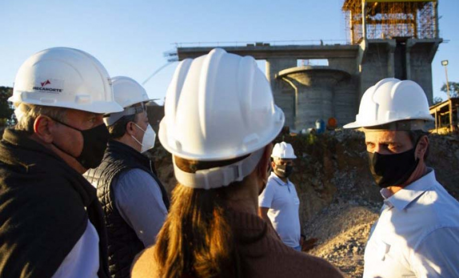 Prefeitos e vereadores de municípios atendidos pelo Sistema de Abastecimento Integrado de Curitiba e Região Metropolitana (SAIC) visitaram nesta semana a obra de construção da Barragem Miringuava, em São José dos Pinhais. Eles foram recebidos por diretores da Sanepar. - Curitiba, 20/05/2021 - Foto: Sanepar