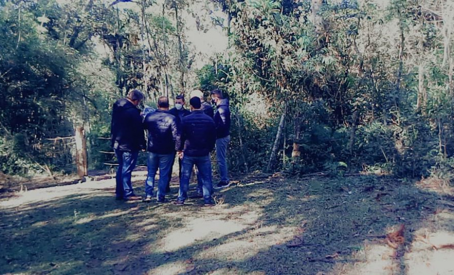 Técnicos da Cohapar e da Prefeitura de Rio Azul vistoriaram nesta quinta-feira (20) um terreno que poderá ser usado para a construção de novas casas populares na cidade, na região Centro-Sul do Paraná. O objetivo dos órgãos é ampliar os investimentos em habitação para o município, que já possui outros dois projetos em andamento e somam R$ 6,7 milhões de investimentos públicos para atendimento da população. (Foto: Alessandro Vieira / AEN)