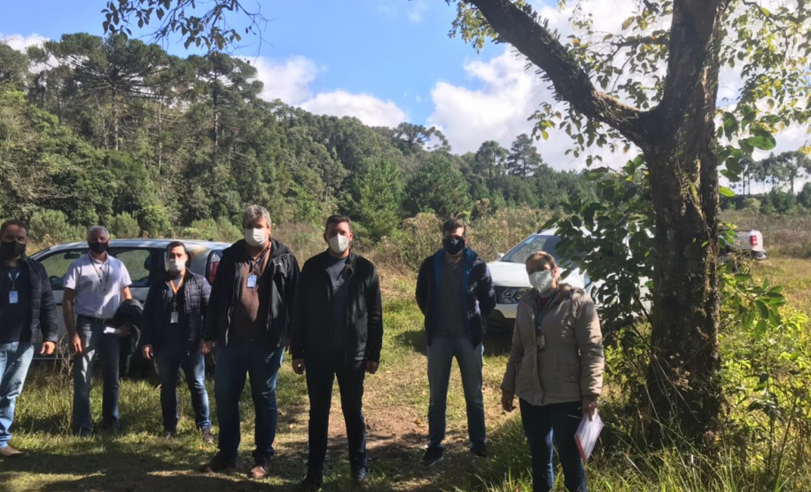 Técnicos da Cohapar e da Prefeitura de Rio Azul vistoriaram nesta quinta-feira (20) um terreno que poderá ser usado para a construção de novas casas populares na cidade, na região Centro-Sul do Paraná. O objetivo dos órgãos é ampliar os investimentos em habitação para o município, que já possui outros dois projetos em andamento e somam R$ 6,7 milhões de investimentos públicos para atendimento da população. (Foto: Alessandro Vieira / AEN)